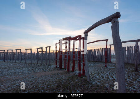 Pömmelte, Germania - 22 Gennaio 2019: vista del culto sito 'Ringheiligtum Pömmelte'. Il santuario, circondato da montagne, fossati e posti di legno, w Foto Stock