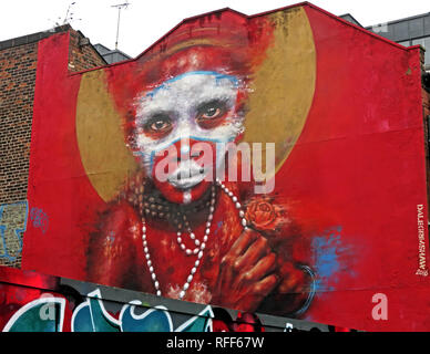 Aboriginal faccia su sfondo rosso di graffiti, Spear St, Northern Quarter, Manchester, Inghilterra, Regno Unito Foto Stock