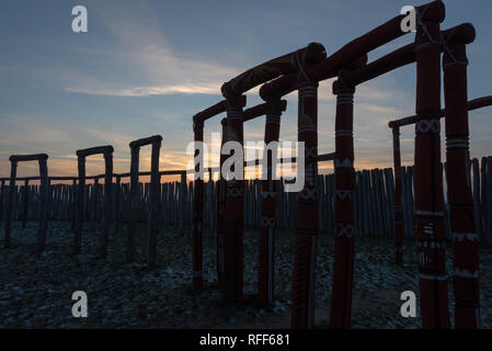 Pömmelte, Germania - 22 Gennaio 2019: vista del culto sito 'Ringheiligtum Pömmelte'. Il santuario, circondato da montagne, fossati e posti di legno, w Foto Stock