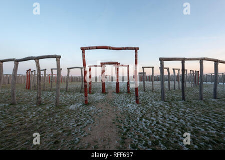 Pömmelte, Germania - 22 Gennaio 2019: vista del culto sito 'Ringheiligtum Pömmelte'. Il santuario, circondato da montagne, fossati e posti di legno, w Foto Stock