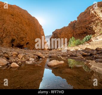 Gorges Toudra o Todgha Gorge gola di rocce di arenaria e la riflessione in fiume, Aït Baha, Tinghir, Marocco Foto Stock