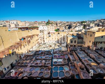 Vista su conceria, lavoratori tintura di cuoio, serbatoi con colorante, impianto di tintura, conceria, Chouara conceria, concia e tintura di distretto Foto Stock
