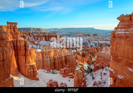 La luce del mattino, bizzarro innevato paesaggio roccioso con Hoodoos in inverno, Navajo Loop Trail, Parco Nazionale di Bryce Canyon, Utah, Stati Uniti d'America Foto Stock