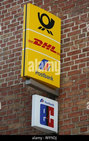 DEU, Germania, Bottrop : Logo del tedesco, i servizi di posta DHL e Postbank. Ce denaro teller machine logo Foto Stock