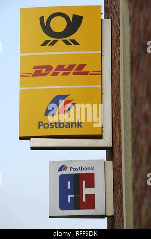 DEU, Germania, Bottrop : Logo del tedesco, i servizi di posta DHL e Postbank. Ce denaro teller machine logo Foto Stock