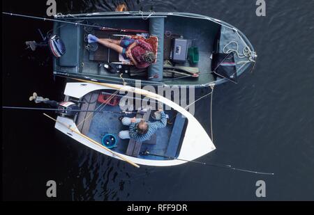 DEU, Germania : due pescatori nel loro piccolo barche da pesca sul fiume Ruhr Foto Stock