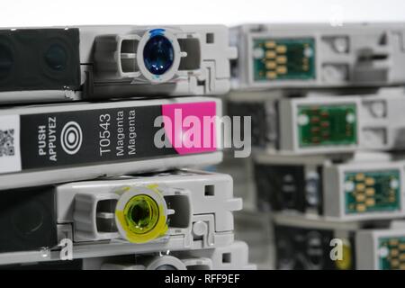 Stampante a getto di inchiostro delle cartucce della stampante uno per ciascun colore. Microchip sulla cartuccia. Fotografia della stampante a getto di inchiostro Epson Foto Stock