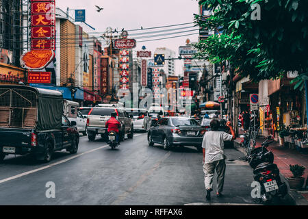 Bangkok, Thailandia, 12.14.18: la vita nelle strade di Chinatown nella capitale. Rush frenetico per le strade Foto Stock