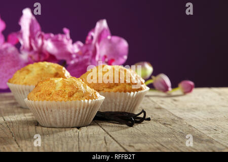 Tortini di dolci e vaniglia su un tavolo di legno Foto Stock
