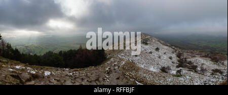 Vista panoramica sulla valle di speranza dal retro del Tor, Peak District, Derbyshire, Regno Unito Foto Stock