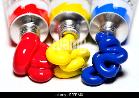 Colori primari - acquerello pitture su tela. Rosso, giallo, blu Foto Stock