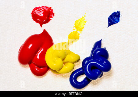 Colori primari - acquerello pitture su tela. Rosso, giallo, blu Foto Stock