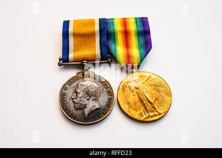 Grande Guerra medaglie di guerra. British medaglia di guerra e Medaglia Vittoria. Il re George V. medaglia della Campagna per il Regno Unito e le forze alleate dalla prima guerra mondiale. Barra multifunzione Foto Stock