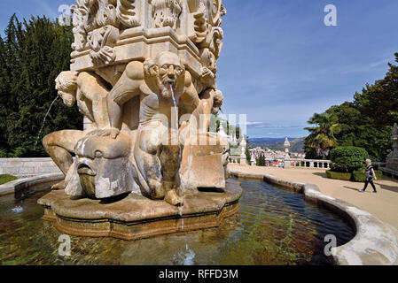 Fontana con figure mitologiche come parte della scalinata Santuario di Nossa Senhora dos Remedios in Lamego Foto Stock