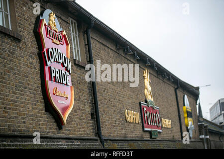 Una vista generale delle gualchiere birreria a Chiswick, West London. Fuller Smith & Turner PLC, i cui marchi includono Londra orgoglio, è la vendita di tutta la sua attività di birra da Asahi per £250 milioni. Foto Stock