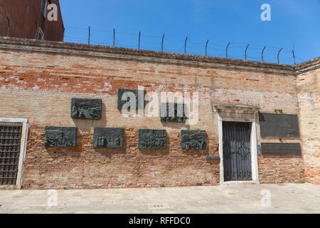 La deportazione Memorial nel campo di Ghetto Nuovo, Venezia, Italia. Il memorial, opera dello scultore Arbit Blatas che ha perso la sua madre durante la holo Foto Stock