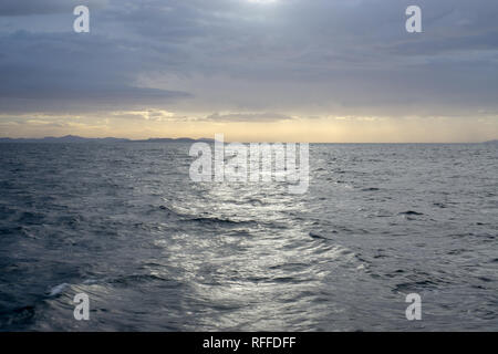 Cielo velato prima della pioggia catturati durante il mio viaggio per le isole greche. Foto Stock