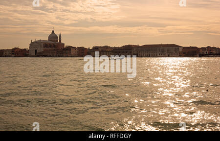 Vista dell isola della Giudecca con la chiesa del Santissimo Redentore di Venezia, Italia Foto Stock