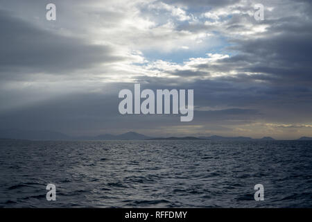 Cielo velato prima della pioggia catturati durante il mio viaggio per le isole greche. Foto Stock