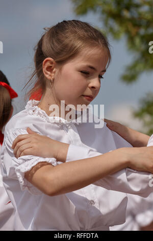 Giovane ragazza danzante in un festival nel tradizionale costume ungherese Foto Stock
