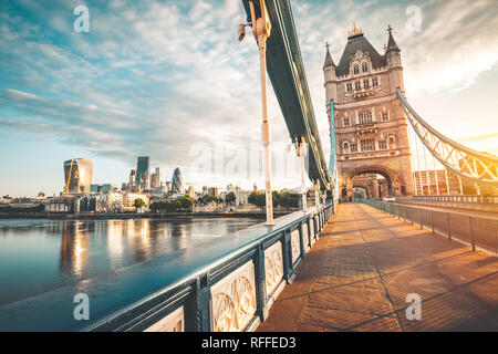 Spettacolare il Tower Bridge di Londra al tramonto Foto Stock