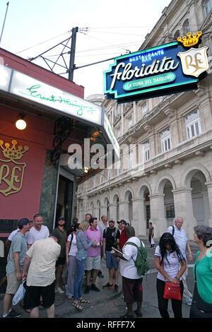 L'Avana, Cuba, 2019/01/14. El Floridita bar a l'Avana, Cuba . Una statua di Hemingway in primo piano con una fotografia di Hemmingway e Castro sull'w Foto Stock