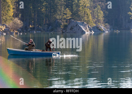 Due pescatori in una barca in mattina presto sul lago Hintersee Foto Stock