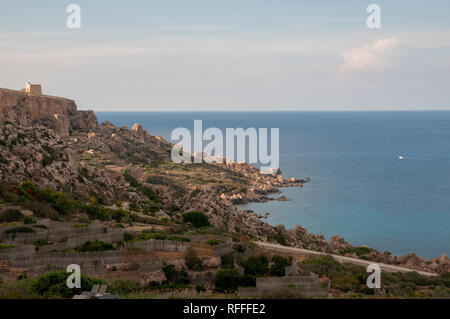 Drammatico paesaggio costiero sulla Eastern Gozo, Malta. Vista su Dahlet Qorrot Bay e San Filippo Bay e Sopu Tower in distanza. Foto Stock