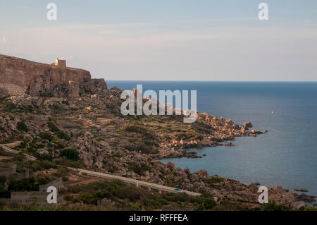 Drammatico paesaggio costiero sulla Eastern Gozo, Malta. Vista su Dahlet Qorrot Bay e San Filippo Bay e Sopu Tower in distanza. Foto Stock