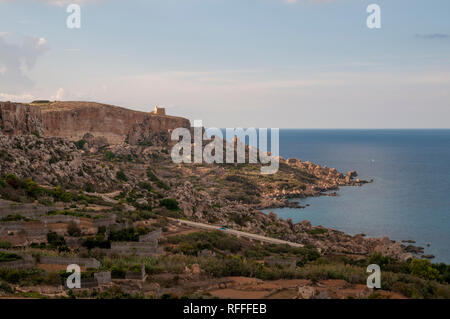 Drammatico paesaggio costiero sulla Eastern Gozo, Malta. Vista su Dahlet Qorrot Bay e San Filippo Bay e Sopu Tower in distanza. Foto Stock