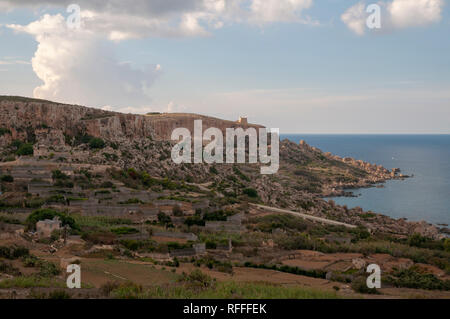 Drammatico paesaggio costiero sulla Eastern Gozo, Malta. Vista su Dahlet Qorrot Bay e San Filippo Bay e Sopu Tower in distanza. Foto Stock