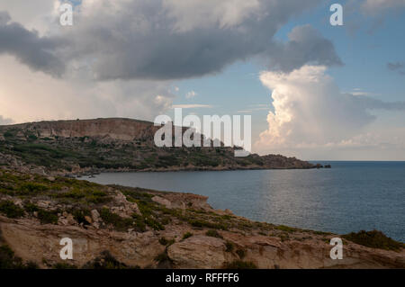 Drammatico paesaggio costiero sulla Eastern Gozo, Malta. Vista su Dahlet Qorrot Bay e San Filippo Bay e Sopu Tower in distanza. Foto Stock