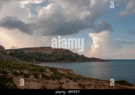 Drammatico paesaggio costiero sulla Eastern Gozo, Malta. Vista su Dahlet Qorrot Bay e San Filippo Bay e Sopu Tower in distanza. Foto Stock