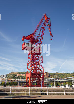 Antica gru chiamato Carola nei vecchi cantieri navali di Bilbao accanto al fiume in una giornata di sole, Spagna Foto Stock