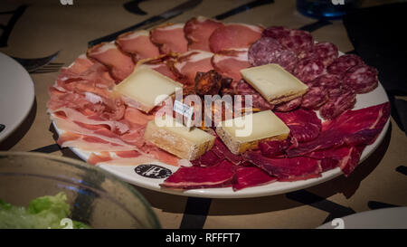 Assortimento di prosciutto iberico e tradizionale Spagnola di salsicce e formaggio Foto Stock