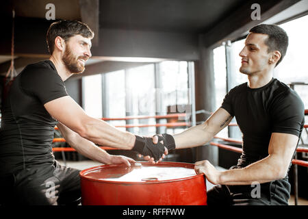 Due giovani atleti prima di handshaking combattimenti nel pugilato ring in palestra Foto Stock