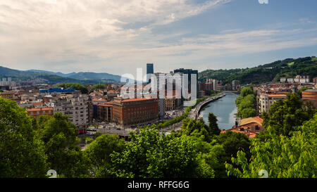 Viste della Abandoibarra promenade accanto al fiume a Bilbao, Spagna Foto Stock