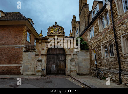 Un antico cancello in Trinity lane in Cambridge (Inghilterra) Foto Stock