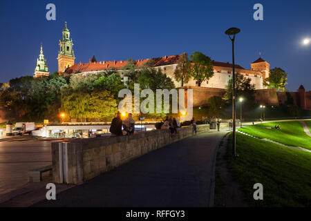 Il Castello Reale di Wawel durante la notte nella città di Cracovia in Polonia. Foto Stock