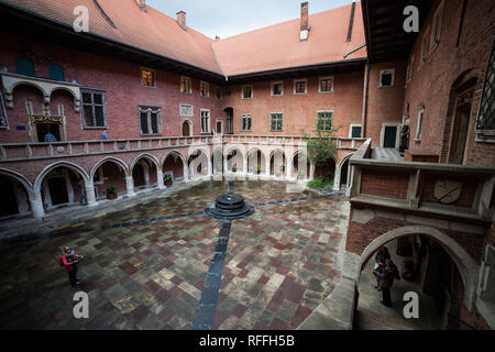 Collegium Maius cortile porticato con ben nella città di Cracovia in Polonia, la più antica costruzione dell'Università Jagellonica, xv secolo tardo gotici architetto Foto Stock