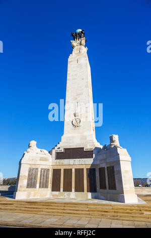 Navale di Portsmouth Memorial estensione, un prominente punto di riferimento Navy War Memorial, a Southsea seafront promenade, Portsmouth, south coast Inghilterra REGNO UNITO Foto Stock