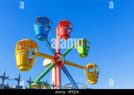 Vivacemente colorato ruota panoramica Ferris ride in un luna park su Clarence Pier, Clarence Esplanade, Southsea, Portsmouth, Regno Unito Foto Stock