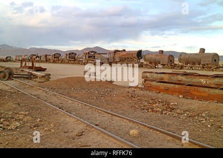 Grande treno cimitero nella città di Uyuni, Bolivia, uno dei più grandi del mondo antico treno cimiteri Foto Stock