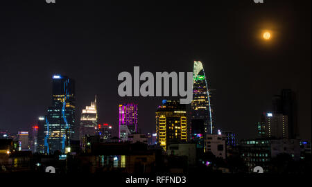 La città di Ho Chi Minh, Vietnam - il 2 gennaio 2018. Una luna piena e la skyline di Saigon guardando verso il Bitexco torre finanziaria nel Distretto 1. Preso da Foto Stock