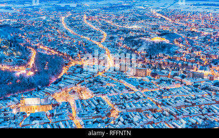 Brasov, Romania. Arial vista della città vecchia durante il periodo di Natale Foto Stock