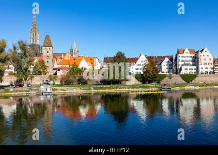 Ulm, Skyline der Altstadt mit dem Ulmer Münster, Metzgerturm, Teil der Stadtbefestigung, Stadtmauer, Donau, Foto Stock