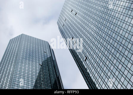 Le Torri gemelle della Deutsche Bank a Francoforte in Germania, fotografata dalla loro base cercando su un nuvoloso giorno. Foto Stock