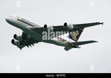 SGP, Singapore: Airbus A380 con azienda progettazione di Singapore Airlines, visto a Asian Aerospace 2006 Show. | Foto Stock