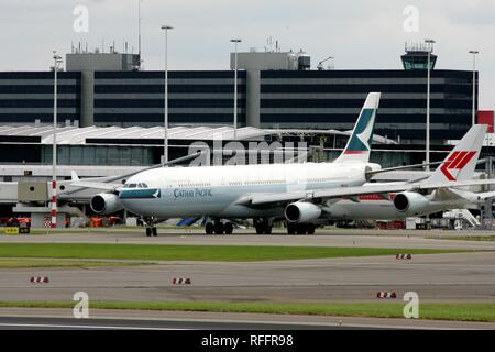 Internazionale di Amsterdam Airport Schiphol, Airbus A340 di Cathay Pacific, Amsterdam, Olanda Settentrionale, Paesi Bassi Foto Stock