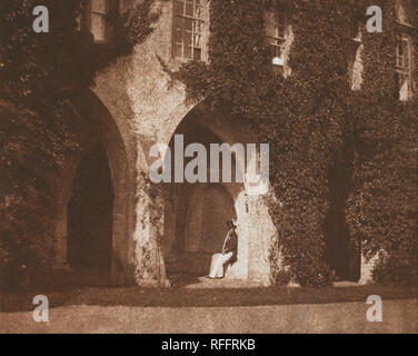 Chiostri di Lacock Abbey. Data/Periodo: 1844. Calotype. Larghezza: 8,06 in. Altezza: 6.5 in (immagine). Autore: William Henry Fox Talbot. Foto Stock